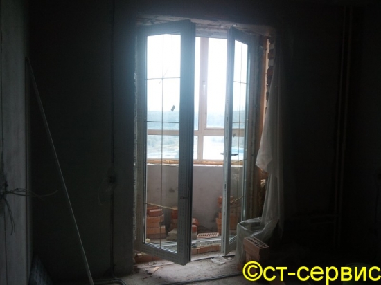 Строение балконная дверь посередине.